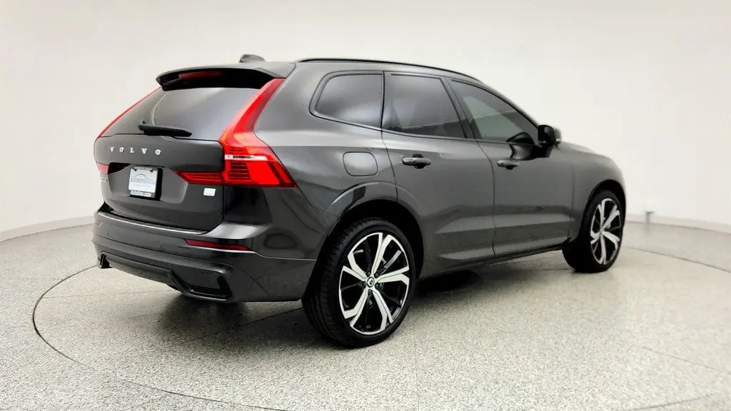 2024 Volvo XC60 Recharge T8 Ultimate Dark Theme