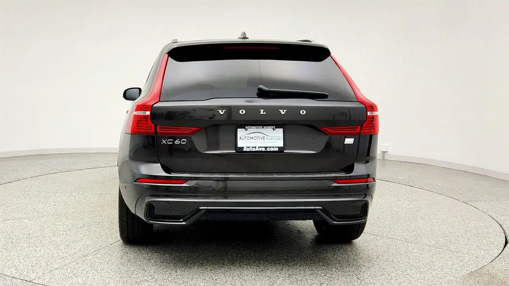 2024 Volvo XC60 Recharge T8 Ultimate Dark Theme