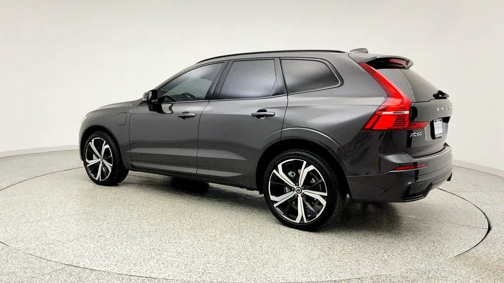 2024 Volvo XC60 Recharge T8 Ultimate Dark Theme