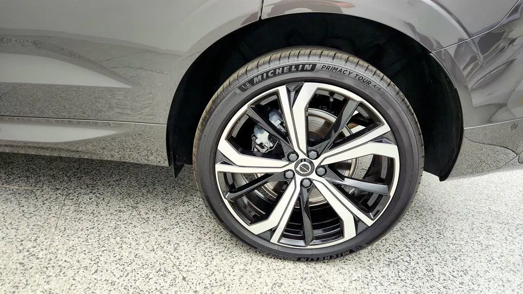 2024 Volvo XC60 Recharge T8 Ultimate Dark Theme