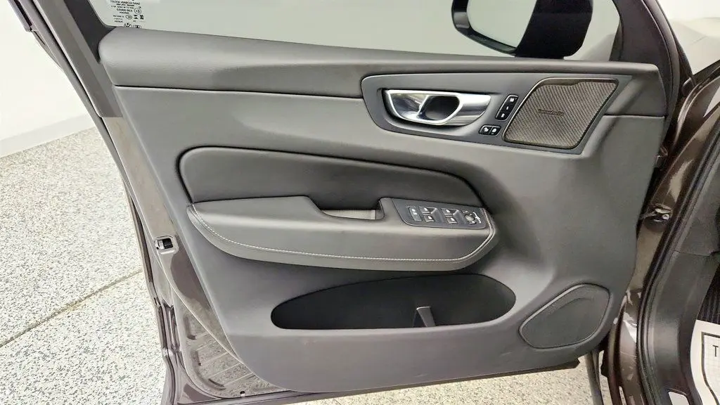 2024 Volvo XC60 Recharge T8 Ultimate Dark Theme