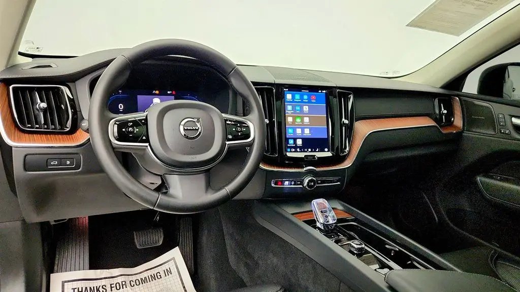 2024 Volvo XC60 Recharge T8 Ultimate Dark Theme
