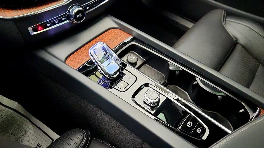 2024 Volvo XC60 Recharge T8 Ultimate Dark Theme