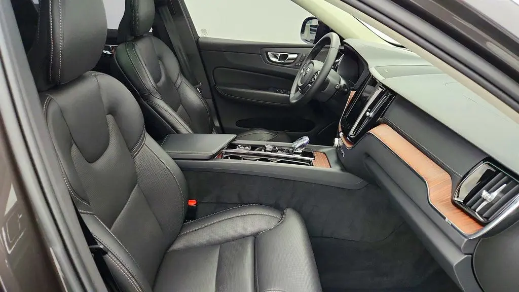 2024 Volvo XC60 Recharge T8 Ultimate Dark Theme