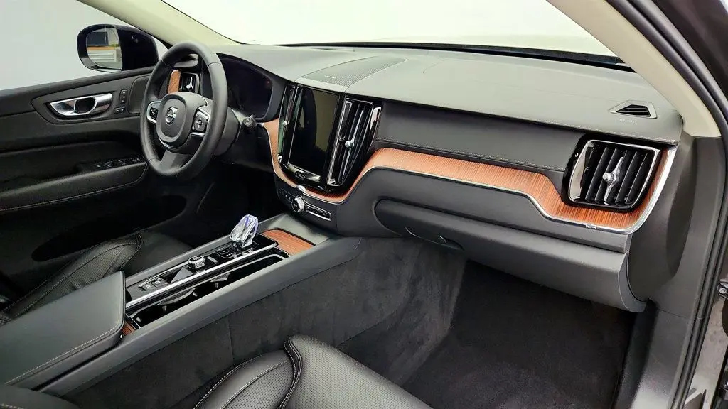 2024 Volvo XC60 Recharge T8 Ultimate Dark Theme