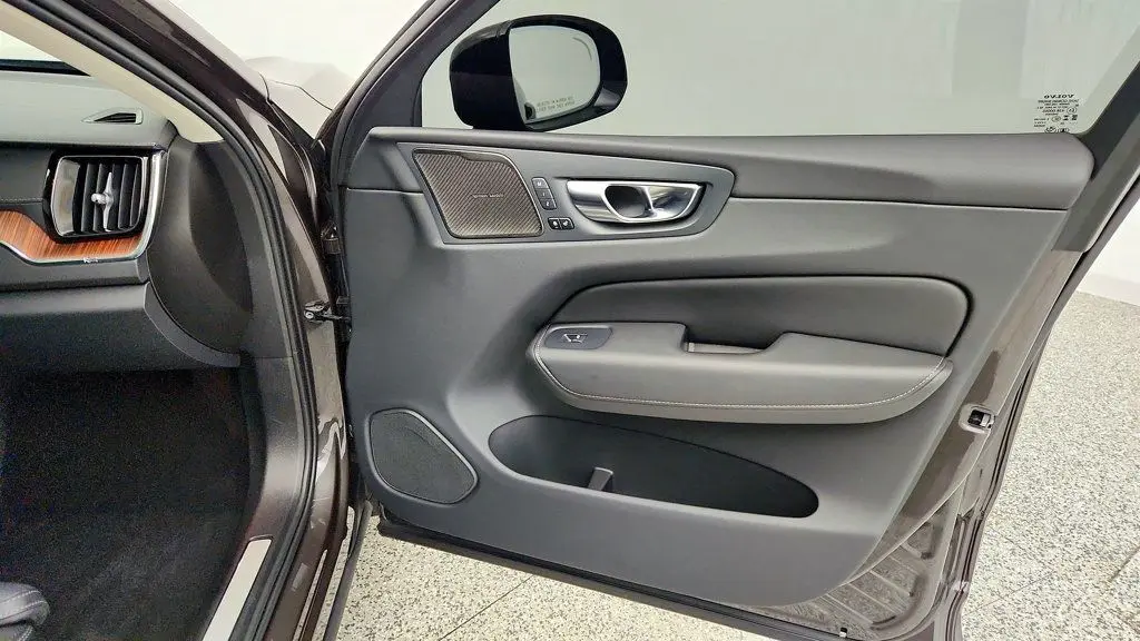 2024 Volvo XC60 Recharge T8 Ultimate Dark Theme