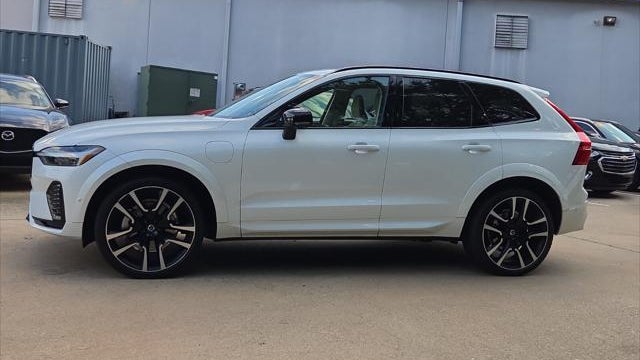 2024 Volvo XC60 Recharge T8 Ultimate Dark Theme