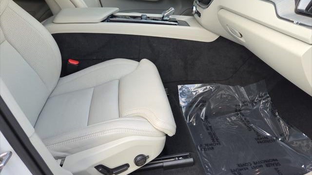 2024 Volvo XC60 Recharge T8 Ultimate Dark Theme