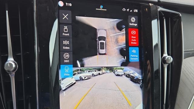 2024 Volvo XC60 Recharge T8 Ultimate Dark Theme