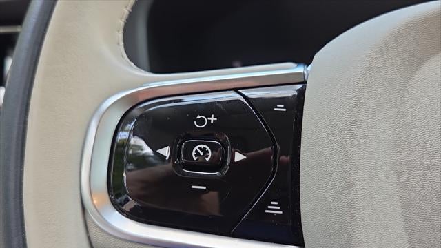 2024 Volvo XC60 Recharge T8 Ultimate Dark Theme