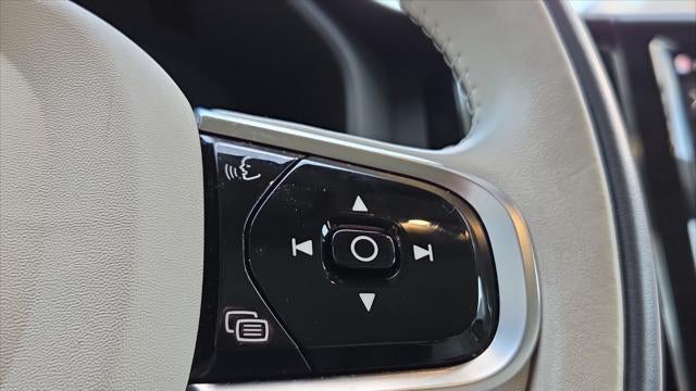 2024 Volvo XC60 Recharge T8 Ultimate Dark Theme