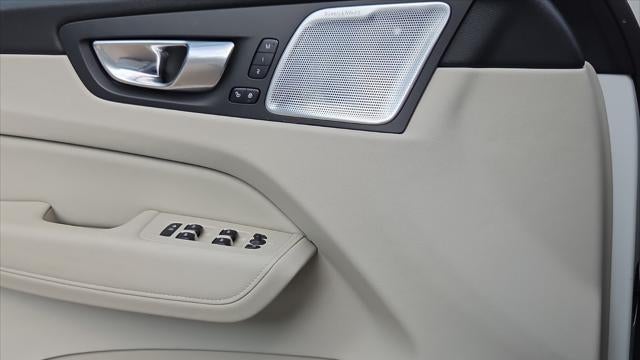 2024 Volvo XC60 Recharge T8 Ultimate Dark Theme
