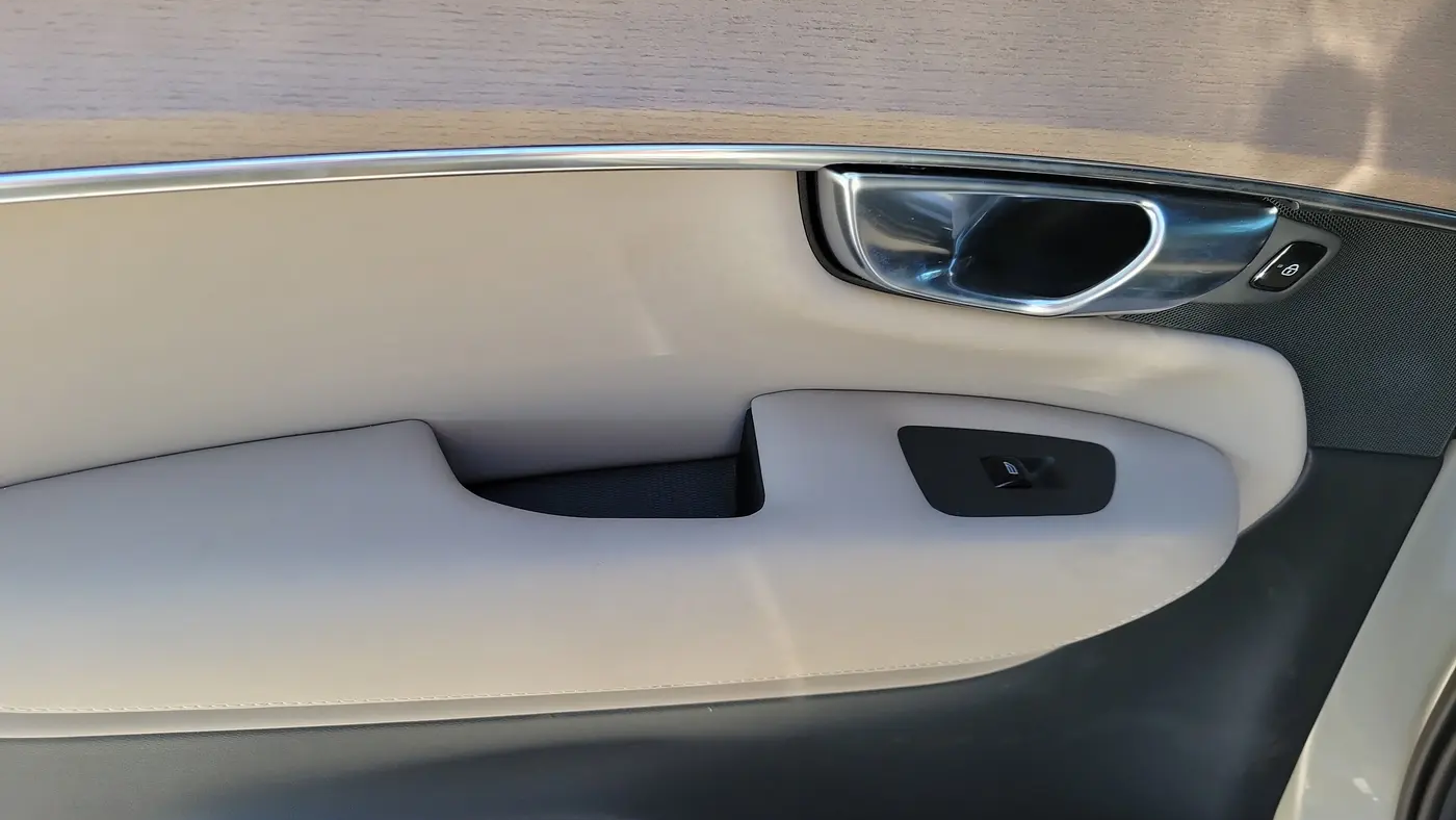 2025 Volvo XC90 T8 Plus Bright Theme 7P