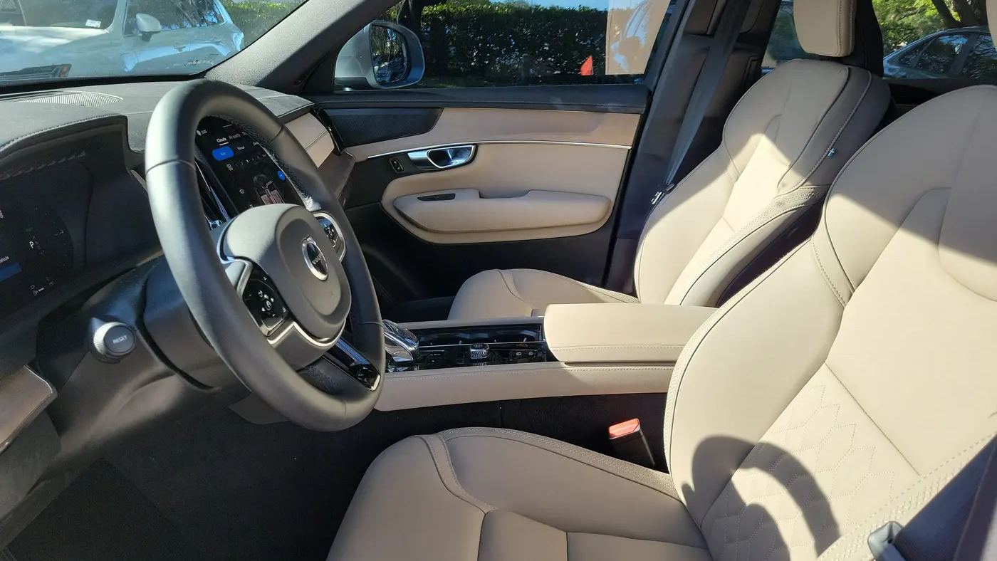 2025 Volvo XC90 T8 Plus Bright Theme 7P