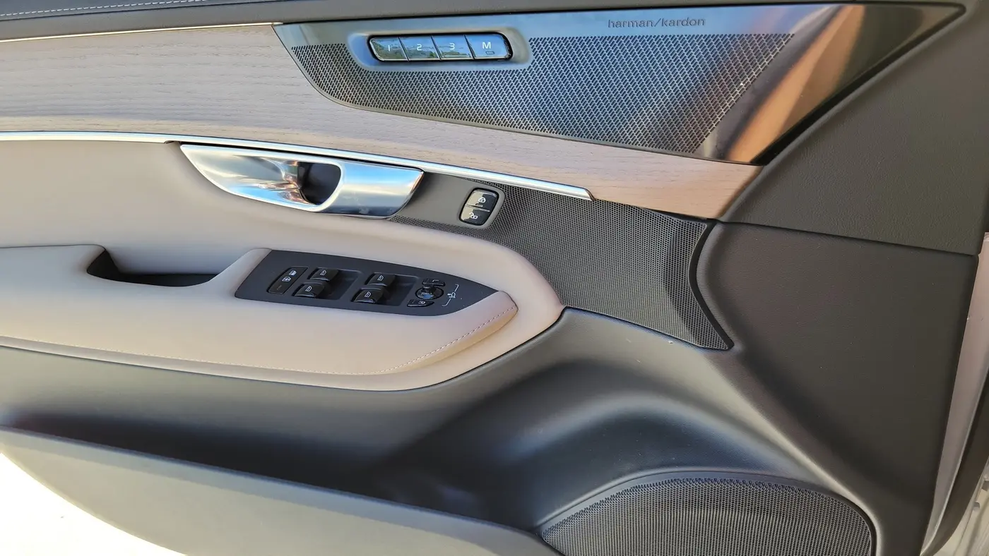 2025 Volvo XC90 T8 Plus Bright Theme 7P