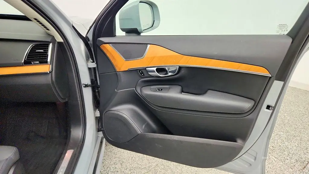 2025 Volvo XC90 T8 Plus Bright Theme 7P