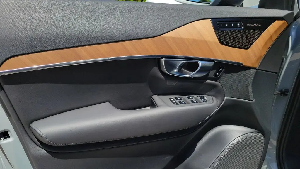 2025 Volvo XC90 T8 Plus Bright Theme 7P