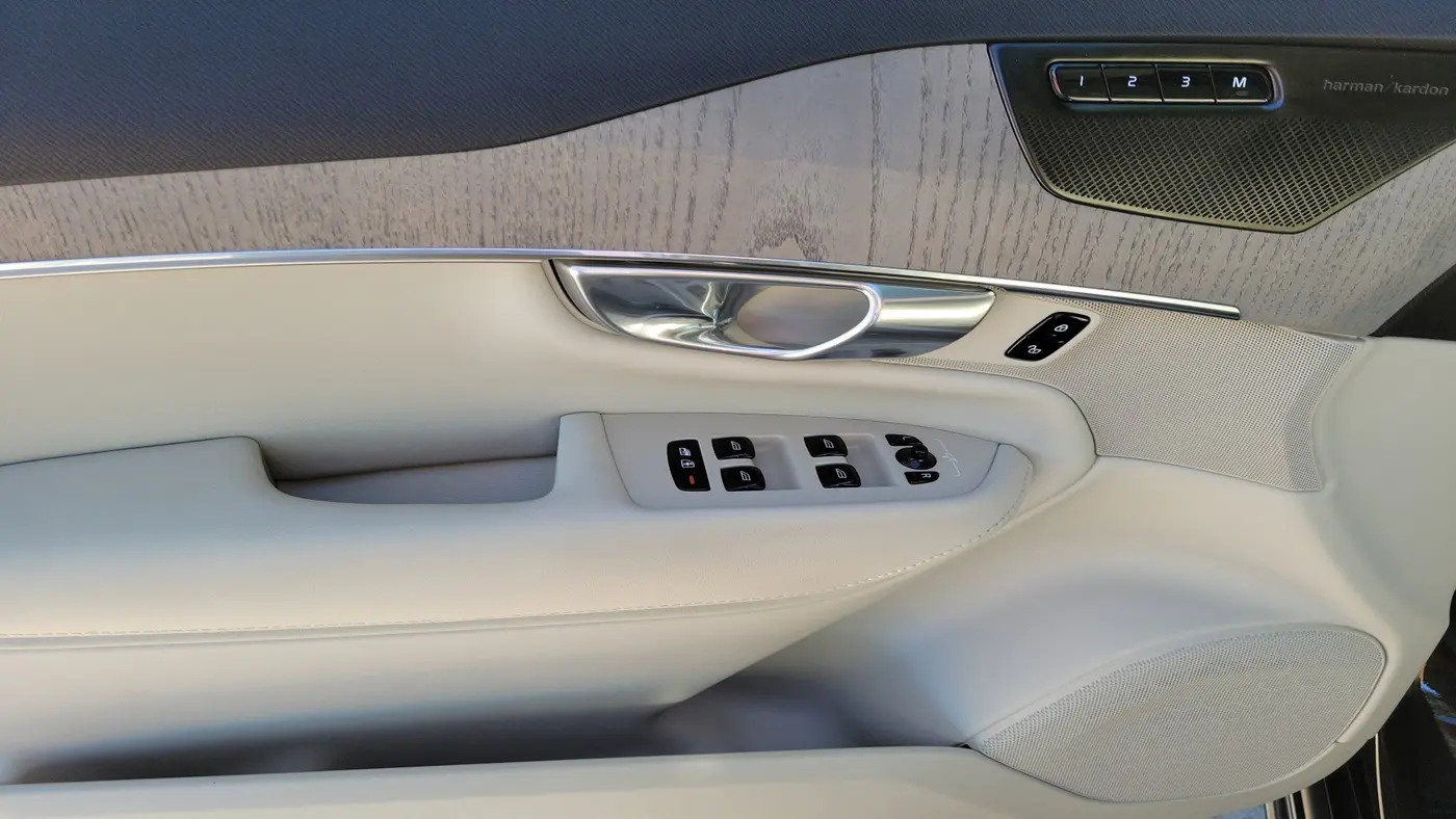 2025 Volvo XC90 T8 Plus Bright Theme 7P