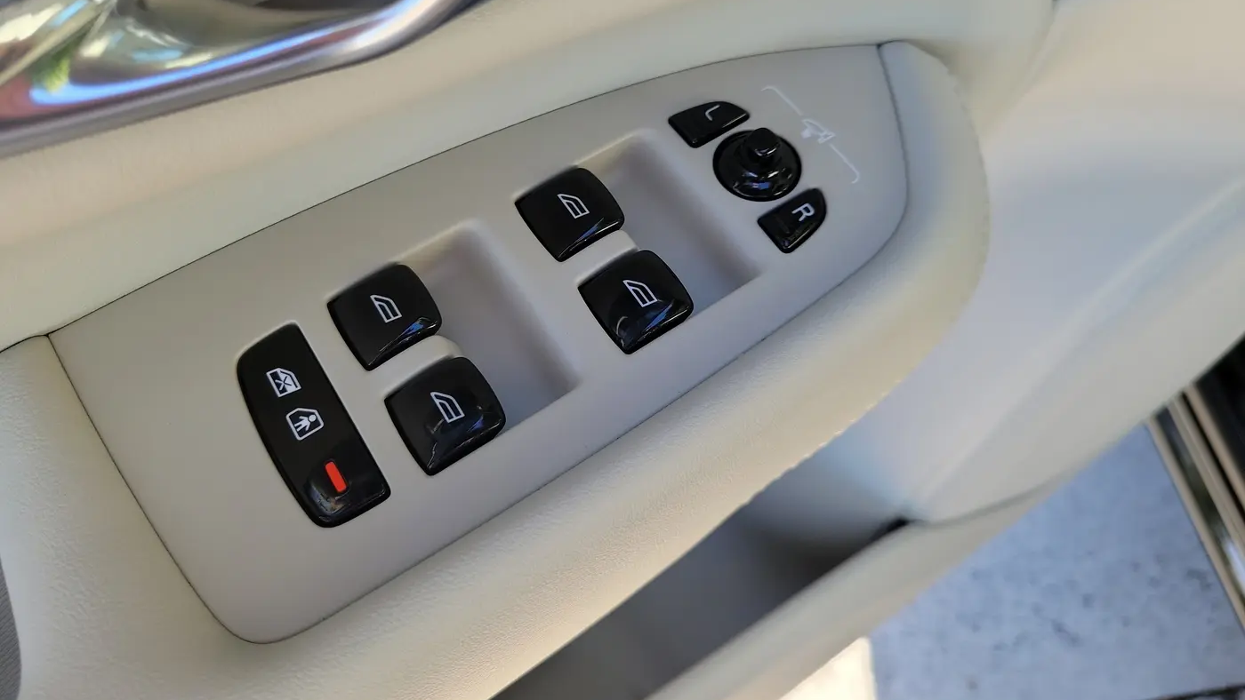 2025 Volvo XC90 T8 Plus Bright Theme 7P