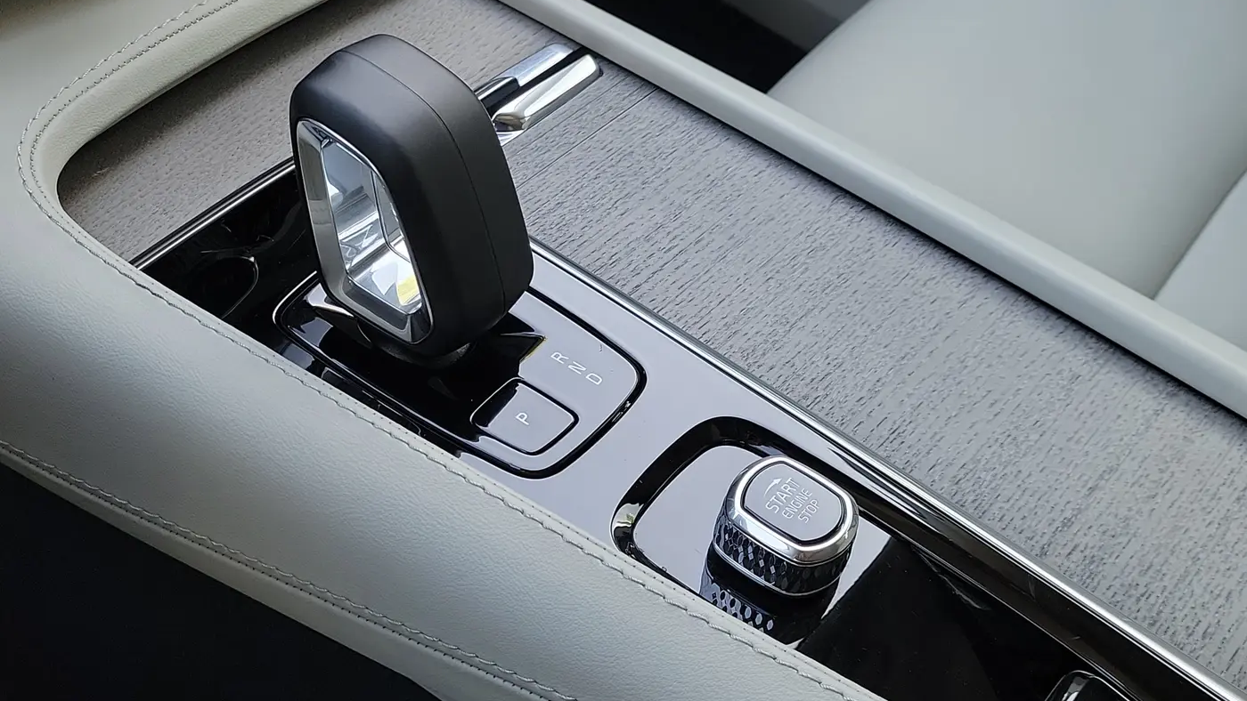 2025 Volvo XC90 T8 Plus Bright Theme 7P