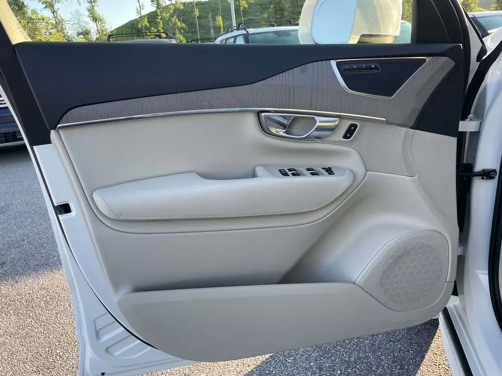 2025 Volvo XC90 - $61,400