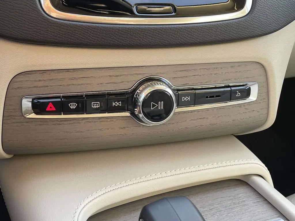 2025 Volvo XC90 - $61,400