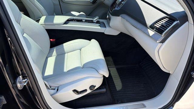 2025 Volvo XC90 T8 Ultra Bright Theme 7P