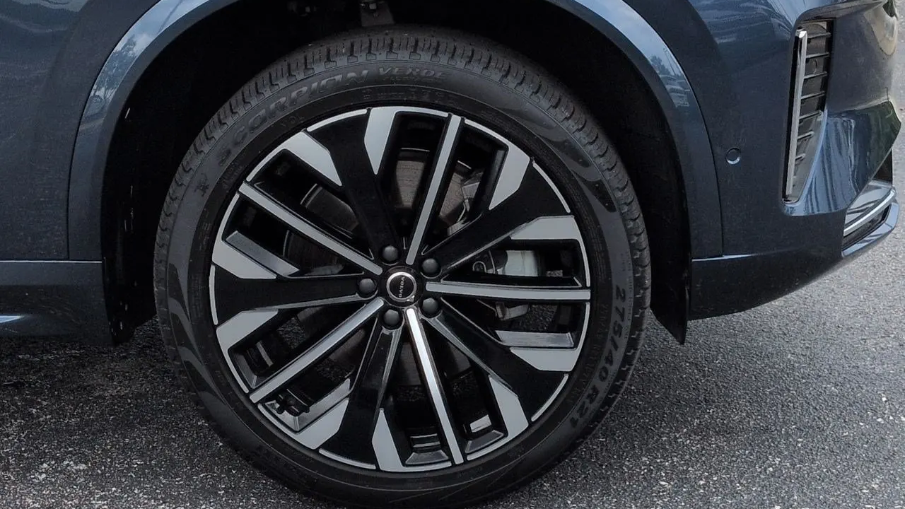 2025 Volvo XC90 T8 Ultra Bright Theme 7P