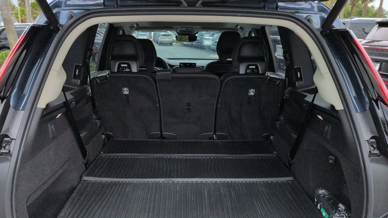 2025 Volvo XC90 T8 Ultra Bright Theme 7P