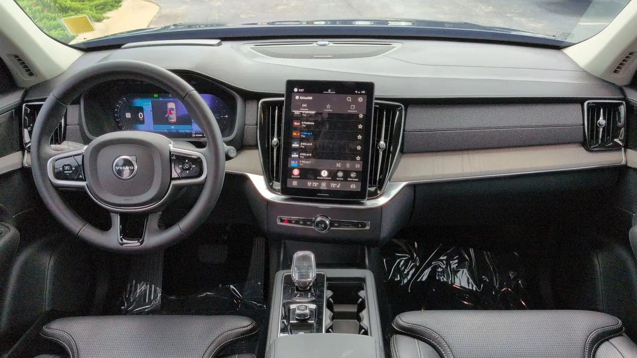 2025 Volvo XC90 T8 Ultra Bright Theme 7P