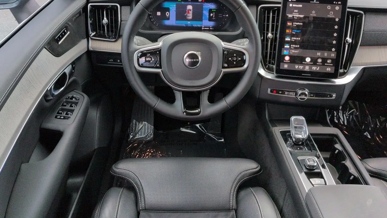 2025 Volvo XC90 T8 Ultra Bright Theme 7P