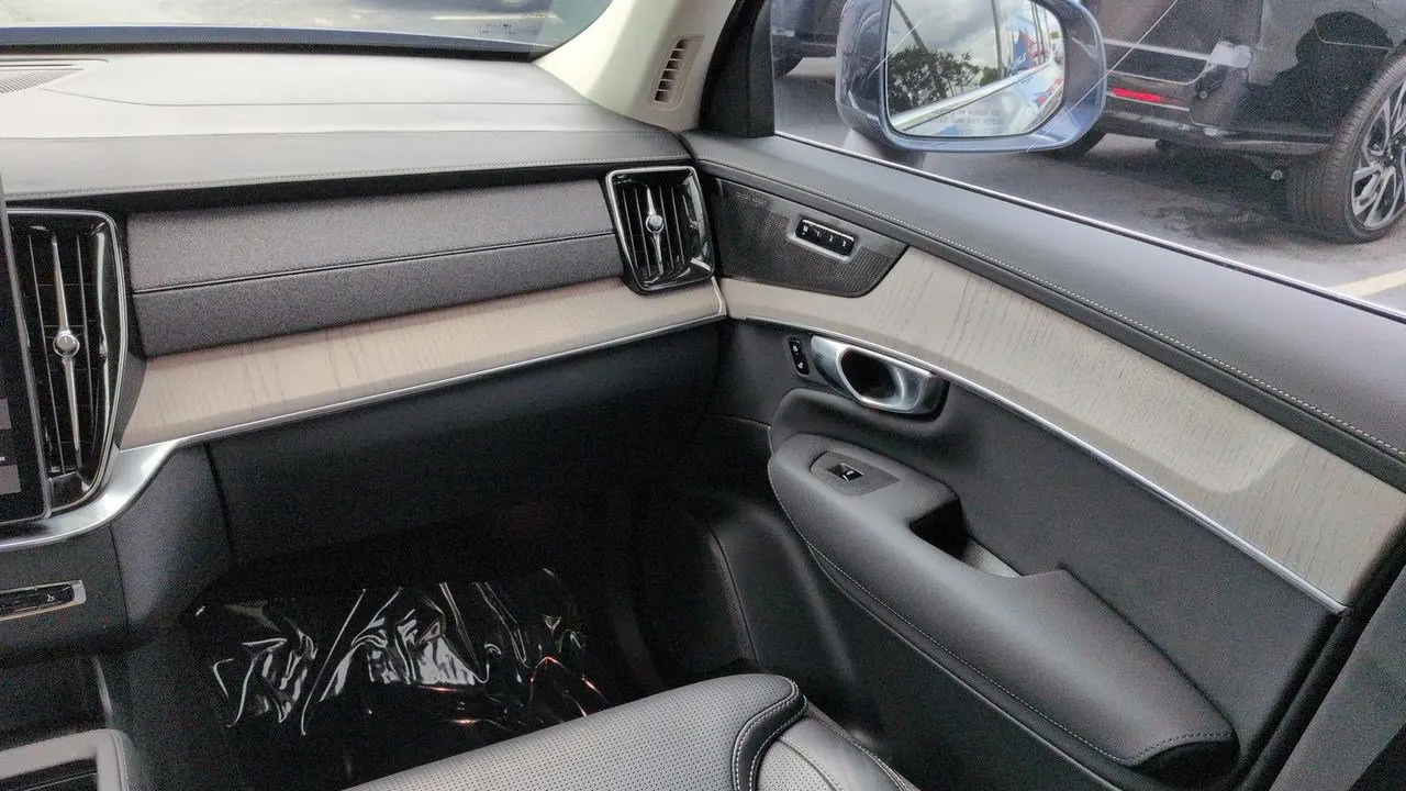 2025 Volvo XC90 T8 Ultra Bright Theme 7P