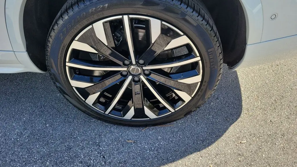 2025 Volvo XC90 T8 Ultra Bright Theme 7P
