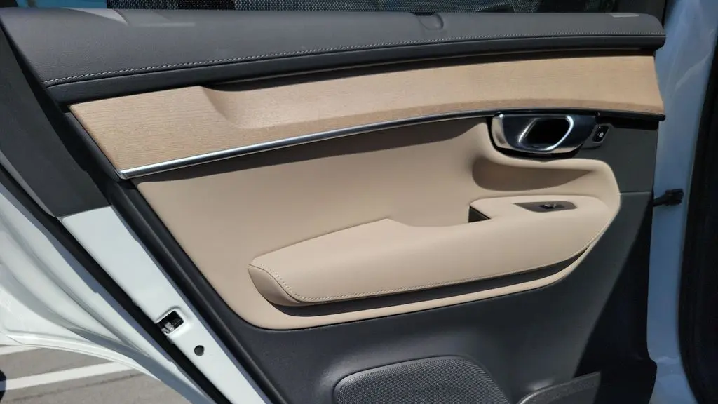 2025 Volvo XC90 T8 Ultra Bright Theme 7P