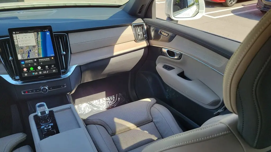 2025 Volvo XC90 T8 Ultra Bright Theme 7P
