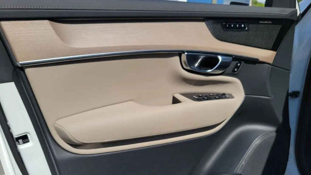 2025 Volvo XC90 T8 Ultra Bright Theme 7P