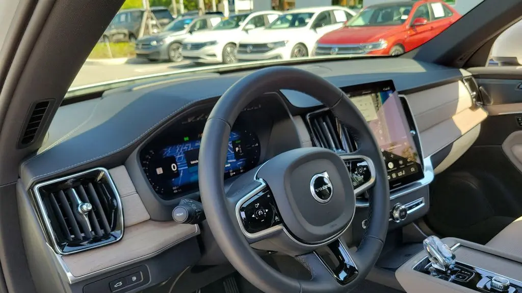 2025 Volvo XC90 T8 Ultra Bright Theme 7P