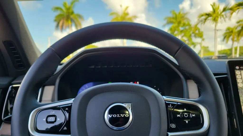 2025 Volvo XC90 T8 Ultra Bright Theme 7P