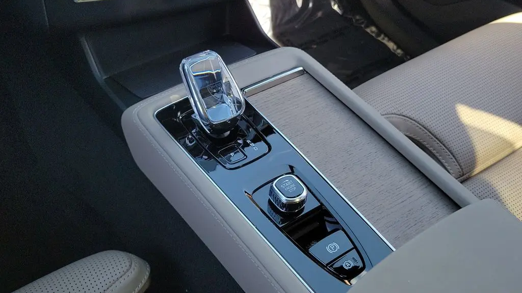 2025 Volvo XC90 T8 Ultra Bright Theme 7P