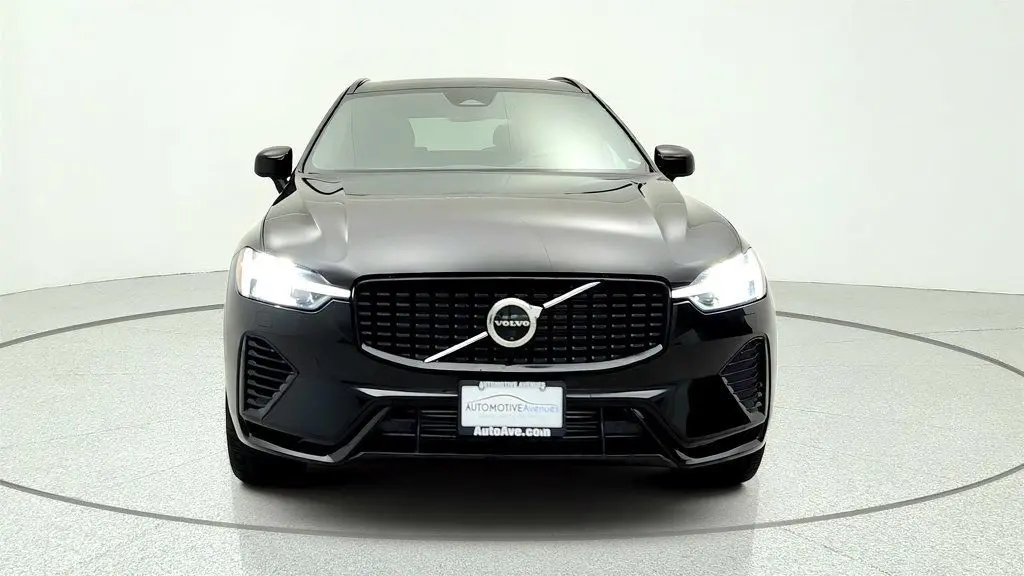 2025 Volvo XC60 T8 Plus Dark Theme
