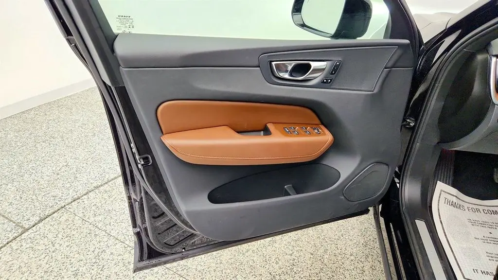 2025 Volvo XC60 T8 Plus Dark Theme