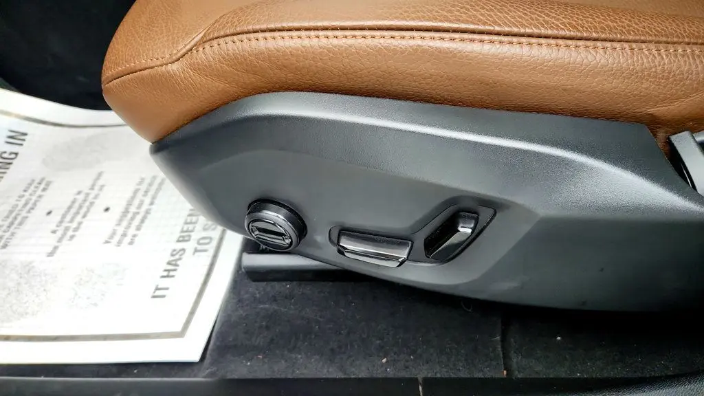 2025 Volvo XC60 T8 Plus Dark Theme