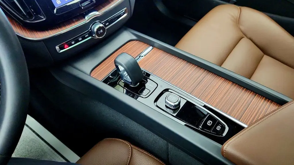2025 Volvo XC60 T8 Plus Dark Theme