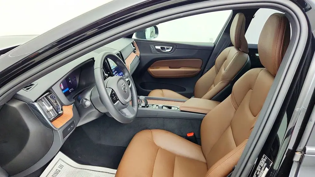 2025 Volvo XC60 T8 Plus Dark Theme