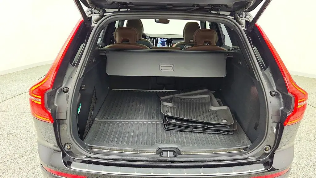 2025 Volvo XC60 T8 Plus Dark Theme