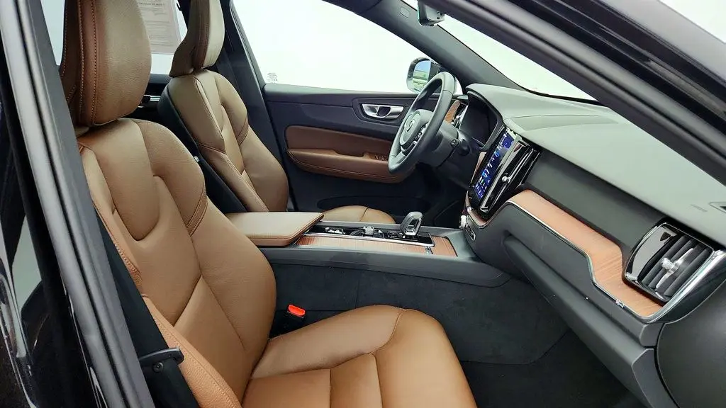 2025 Volvo XC60 T8 Plus Dark Theme