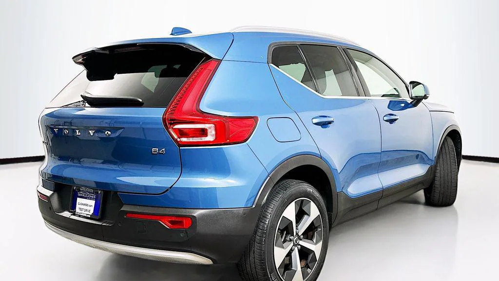 2023 Volvo XC40 B4 Plus Bright Theme