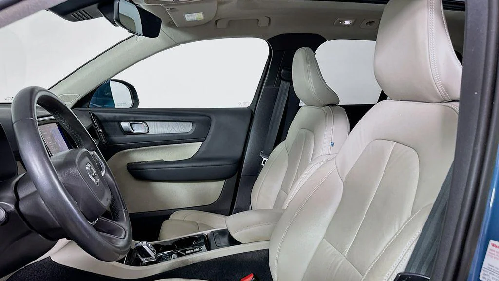 2023 Volvo XC40 B4 Plus Bright Theme
