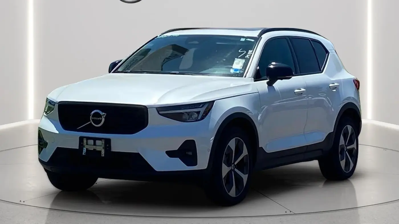 2023 Volvo XC40 B4 Ultimate Dark Theme
