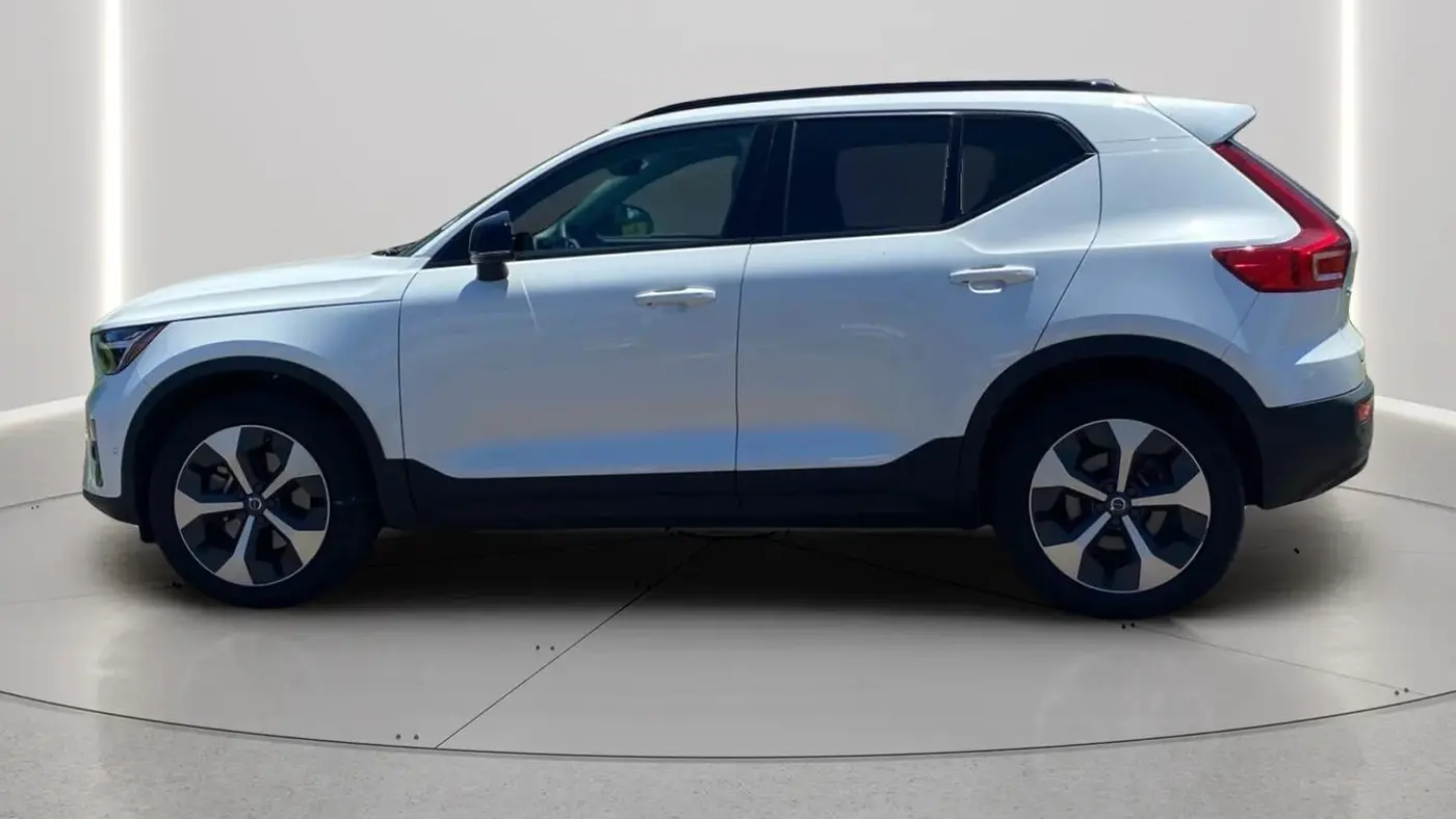 2023 Volvo XC40 B4 Ultimate Dark Theme